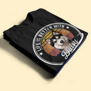 Photo personnalisée : Cet humain appartient à ce chien - Cadeau pour les amoureux des chiens - T-shirt personnalisé